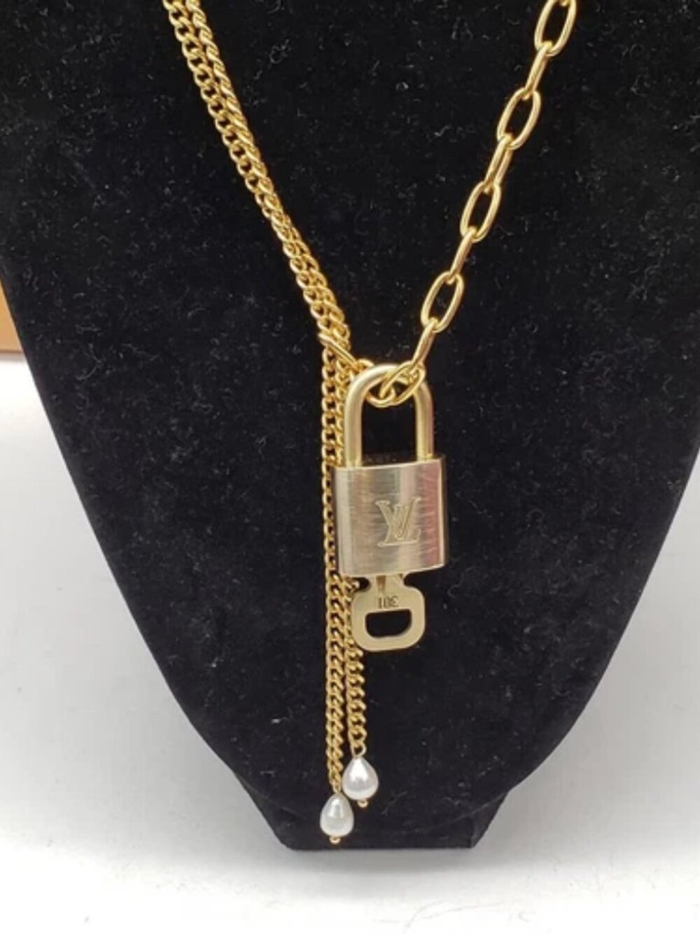 Gold-Plated Necklace with Authentic Louis Vuitton Padlock - Picture 4 of 11